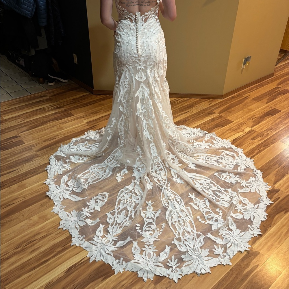 Elegant White Lace Wedding Dress